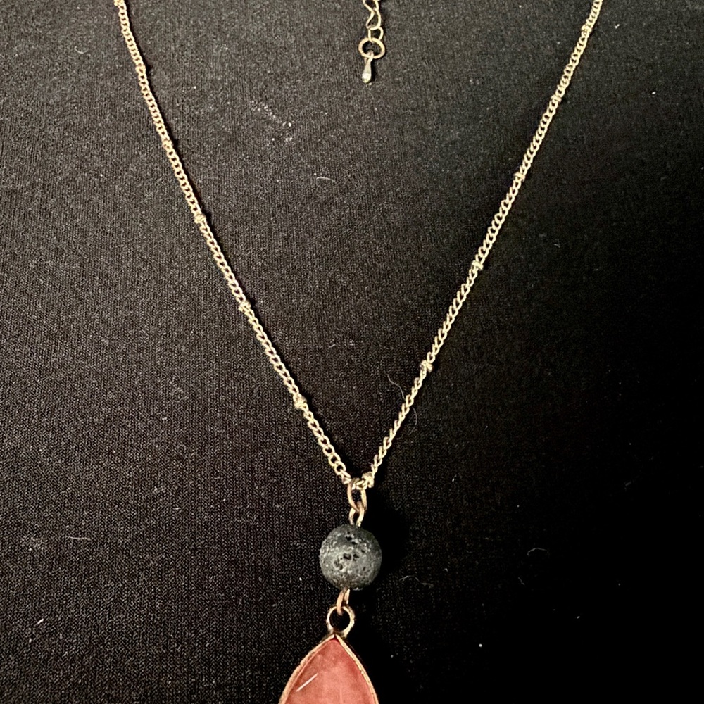 Chic Gold and Black Pendant Necklace